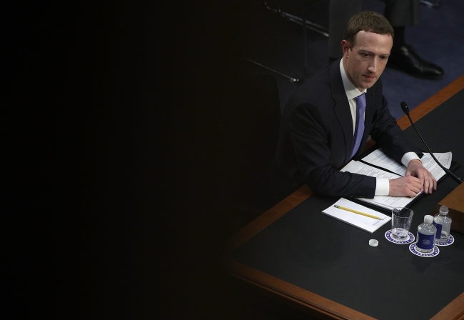 Facebook CEO’su Mark Zuckerberg, 87 milyon Facebook kullanıcısının kişisel bilgilerinin İngiliz siyasi danışmanlık firması Cambridge Analytica tarafından toplandığı bildirildikten sonra ABD Kongresinde ifade vermişti. Nisan 2018. Fotoğraf: Getty